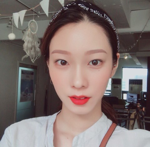 1.KIM DAYEONG
擁有標準韓國人長相的Dayeong以她生動有趣的影片風格得到大家的喜愛,她的影片內容都是一些比較基本的技巧,會將重點放在有光澤感的底妝,自然感的眉毛,或是如何化出好看的咬唇妝等等,如果妳是彩妝初學者,或是妳喜歡這種小清新的自然偽素顏妝感,那就一定要追蹤她的頻道!