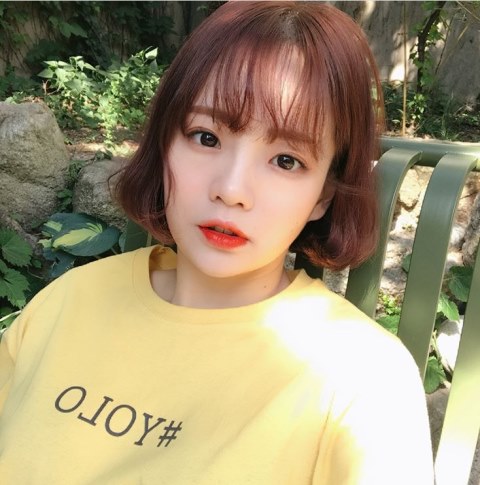 3.YEONDUKONG
甜美可愛的Yeon du kong擁有一張凍齡的臉蛋,雖然已經二十四歲,看起來卻像十六七歲的可愛小妹妹,她的妝容其實很簡單,總是可以用少少的步驟就完成整臉的妝,或是用平價開架彩妝品化出完美妝容,在韓國女大生眼中她根本是偶像般的存在啊!