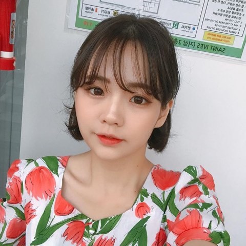 鄰家女孩好感妝 HOW TO
鄰家好女孩的眼妝就是要讓人覺得好感又親切,所以顏色絕對不能太重,先使用雙頭眼影棒的粗端沾取膚金色眼影,均勻地塗滿整個眼皮,再用細端沾取帶珠光的米色眼影,輕輕點在下眼瞼處,打造自然的臥蠶感,最後再塗上看起來很Juicy的橘色唇彩就可以啦!