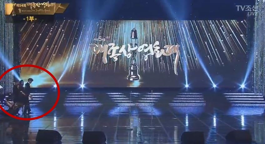 雖然最後為了避免延宕頒獎的過程,兩人被一旁的頒獎助理快步引導到頒獎地點,但娜恩一度想扶起攝影師,連在向前走時都不忘回頭關心攝影師的狀況都被紀錄下來,也幸好攝影師跌了一跤之後很快恢復鎮定站了起來,應該沒有大礙