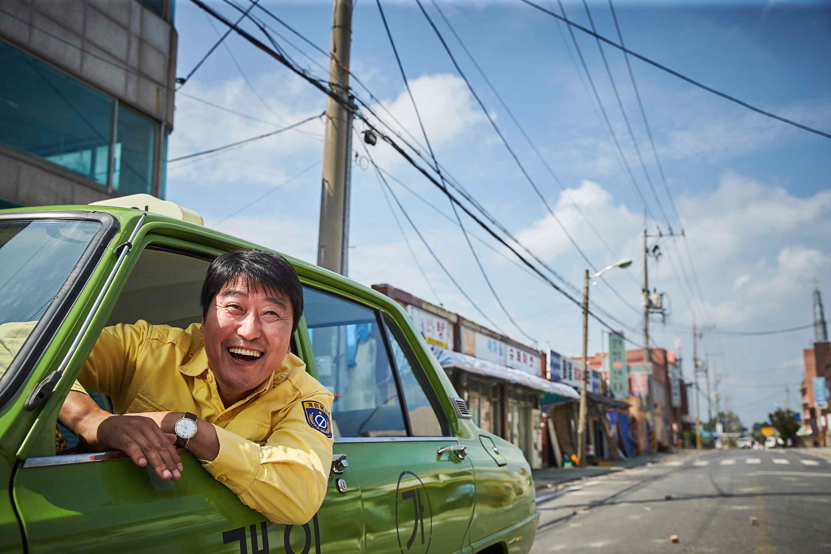 另外昨晚的大鐘賞頒獎典禮,今年下半年在台灣引起討論熱潮,以韓國光州民主事件時發生的真人真事改編的《我只是個計程車司機》也不負眾望,奪下了今年的「最佳影片獎」
