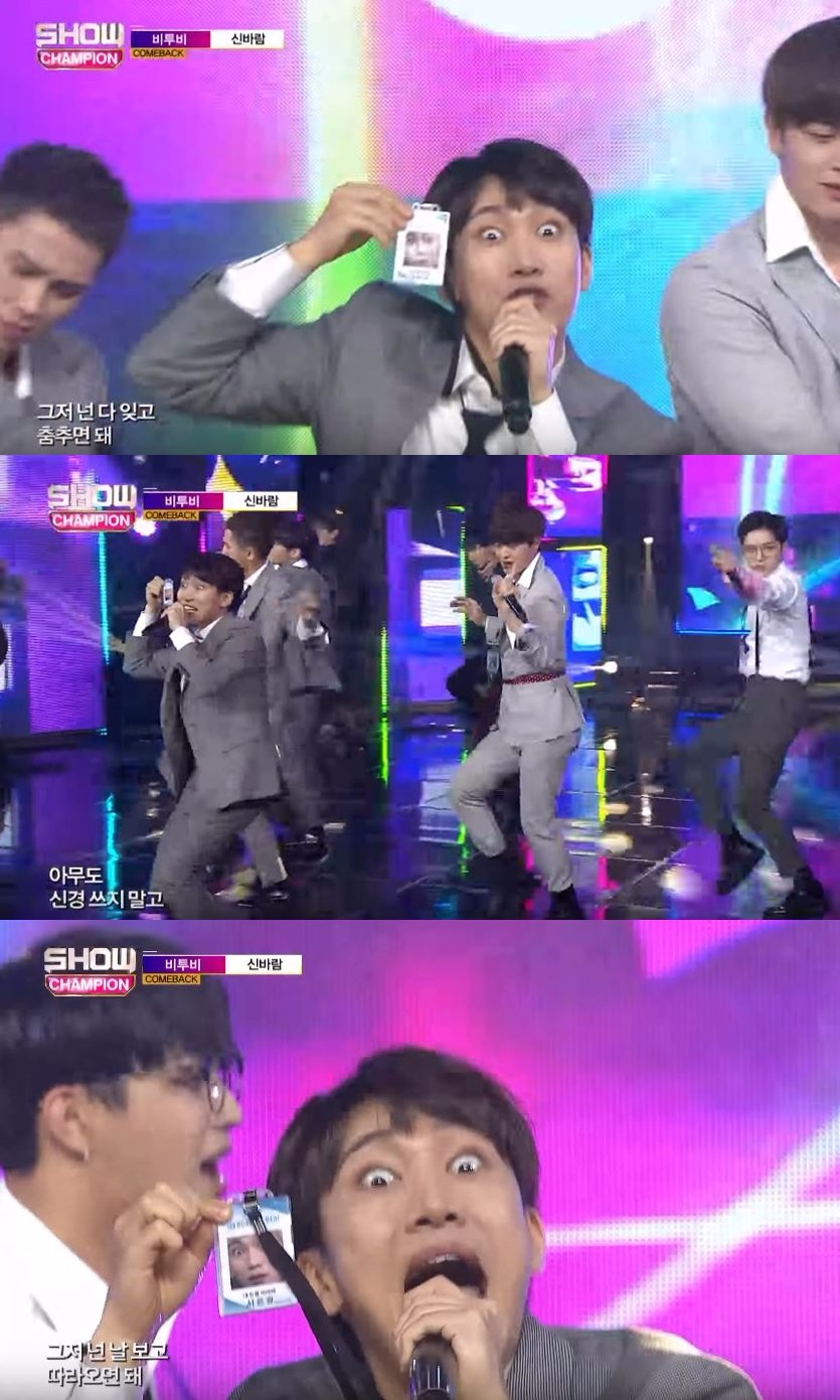 像是在25日的Show Champion,BTOB裝扮成上班族,但是職員證上的照片全都是"獵奇照"啊!
恩光甚至還模仿照片中的表情唱著歌,請問這是讓粉絲要怎麼認真的觀賞這場舞台呢?XD