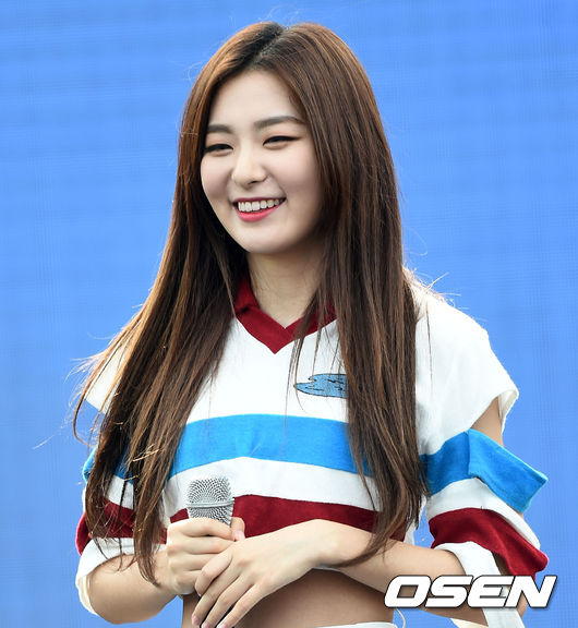 Red Velvet 瑟琪
雖然是世界百大美女,不笑的時候看起來有些難接近…但如果看過瑟琪在實境秀中的表現,就會發現她是個超暖心的孩子。過去有主持人要她選出節目上和她最不熟的女偶像,她猶豫了一下指了指自己,不想指出任何一個人,小地方就看得出來瑟琪的善良