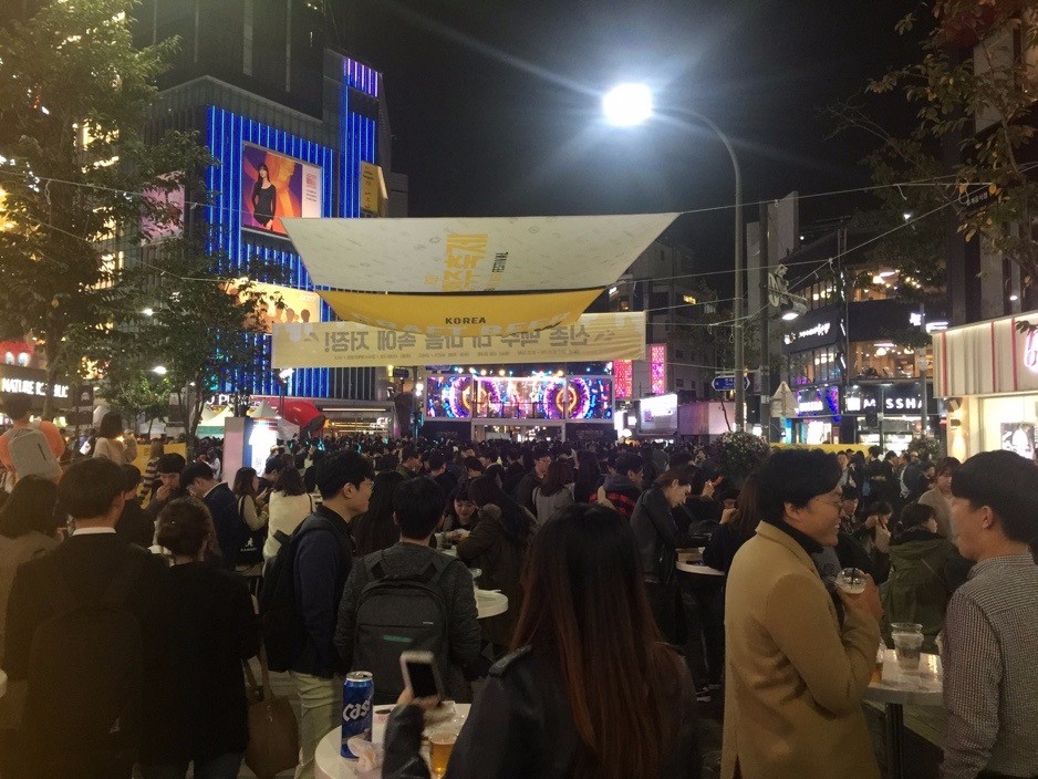 十月十三日開幕的新村啤酒節在十五日已經完美閉幕啦!現場有數百種啤酒可以試喝,各種下酒小吃都能嚐到喔!錯過了沒關係,就讓小編為你來個仿如置身現場的直擊報導吧!