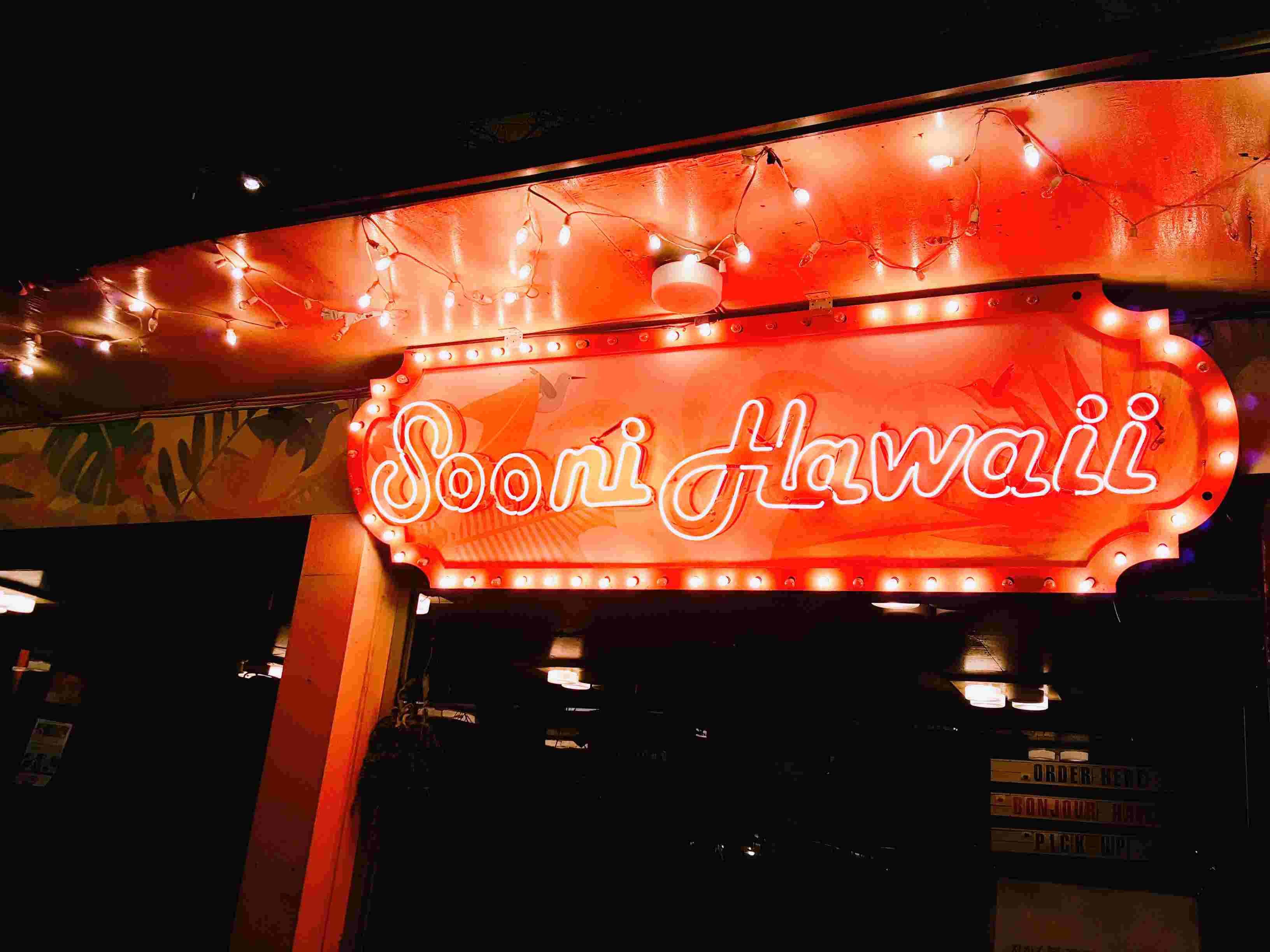 Sooni Hawaii原本其實不叫Sooni Hawaii,原名是Bonjour Hawaii,但是因為韓劇Doctors在這裡取景拍攝因此更加聲明大噪,所以就一直沿用劇中給的店名了。