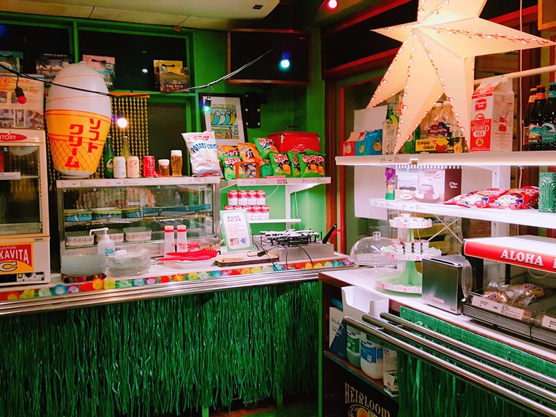 點餐櫃檯的旁邊有許多店家可愛復古的巧思,看起來就像日式雜貨店的樣子,除了販賣餐點,還有販賣許多異國小零食、飲料,那些零食包裝一個比一個獨特繽紛,為這家餐廳更增添許多風采。