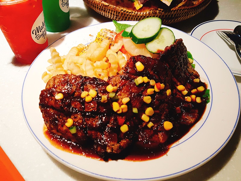 這到BBQ真得很深得小編的心~雖然醬汁有點鹹,但是搭配生菜、薯條一起吃,完全剛剛好,沙拉醬也是一級棒,這道配上啤酒就會更棒啦~肉質也很鮮嫩,因為是用烤的所以有點焦香味,吃起來更香啦~推推!!小編看其他桌的客人也都是必點這道。