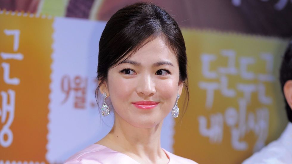 自從在宋仲基歐霸甜蜜宣布婚訊,就沒公開同框的宋宋CP,近來兩人被拍到一同搭飛機去洛杉磯,據說是要去拍婚紗照,看女神宋慧喬喬妹洋溢著幸福的笑容,頂著一頭俏麗的短髮,脂粉未施,肌膚的狀態卻完美到不行,讓COSMO Angel羨慕到不行呀,但只靠愛情保養要怎麼拍美死人的婚紗照,這次就來向宋慧喬喬妹偷師,到底拍婚紗照前要注意那些保養,才能讓妳美到攝影師都恍神!