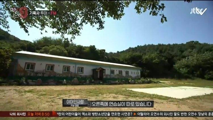 《MIXNINE》第一集播出了YG社長去探訪各間經紀公司
選出有潛力的練習生透過節目爭取出道機會
幾乎每間經紀公司都是在首爾的繁華地段
但卻有一間在