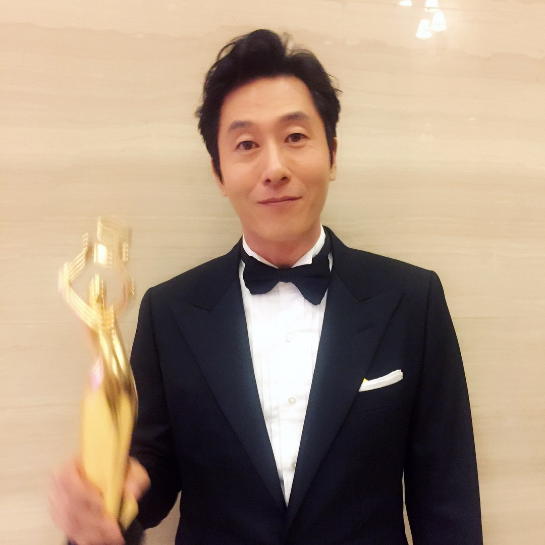 金柱赫離開人世的消息令人心痛,事實上金柱赫才在三天前(10/27)The Seoul Awards上通過電影《共助》拿下最佳男配角獎項,當時得獎感言說到「這是我從事演員20年來,第一次以電影作品得獎。」沒想到這也是他最後一次的得獎感言...