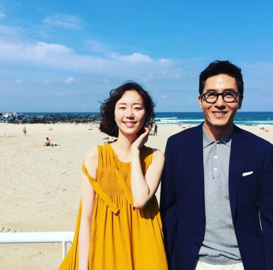 而金柱赫的女友李宥英當時正在釜山拍攝《Running Man》,她一得知消息受到很大的衝擊,立刻中斷節目拍攝急奔回首爾,路上也不斷詢問經紀人「消息正確嗎?」