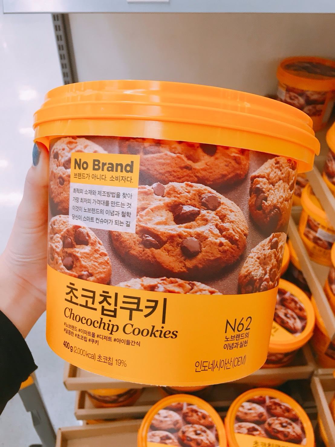 第三個是No Brand的可可碎片餅乾~這款真的是在E-mart必買的!除了價錢真的很便宜裡面的餅乾也真的是非常好吃重點還是一桶一桶裝~吃完桶子還能拿來當作收納盒超有用的~