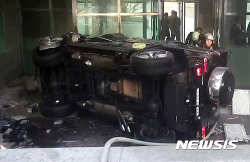 昨日(10/30)他所駕駛的車輛,在行徑過程中擦撞前方車輛後,從台階上翻覆引擎冒出濃煙,隨後金柱赫送往鄰近建國大學醫院搶救,但搶救後仍在10月30日下午18:30(韓國時間)宣告不治,享年45歲。