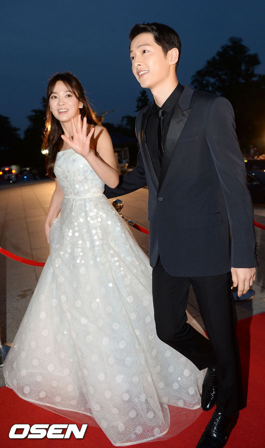 即將於今日下午舉行結婚典禮的宋仲基❤宋慧喬,這次的婚禮可說是保密到家啊!
前幾日公布的宋宋婚禮的四不原則「不召開記者會、不接受拍攝、不設置拍照牆、不提供採訪空間」,直接謝絕所有外界媒體採訪啊。
但這樣的世紀婚禮怎麼可能不引起大眾的關注呢?