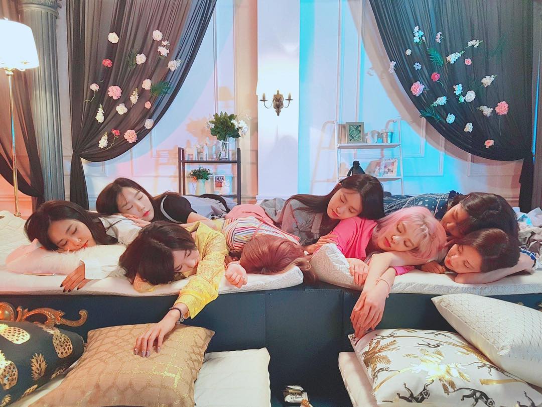 雖然少女時代成員沒能一起走到最後,但在這十年中少女時代已經帶給粉絲們無法忘懷的回憶,希望成員未來在各自的崗位中也能在舞台上繼續發光發熱,粉絲們會一直在背後為妳們應援的(加油!!!)
