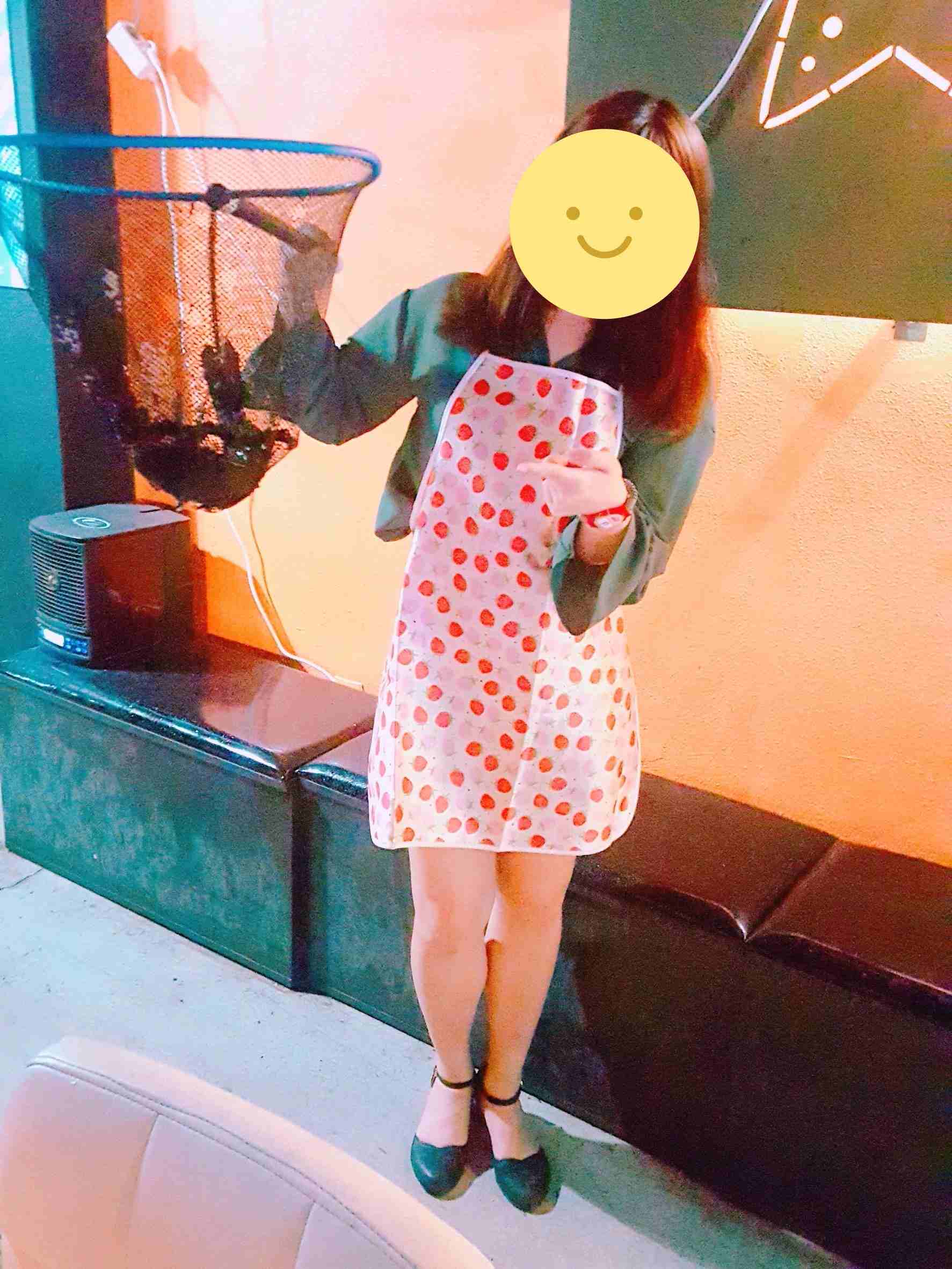照著店員的小撇步,沒過多久小編就釣到一隻啦~(灑花)不過活蹦亂跳的魚,真得讓小編嚇到不是吃手手,而是驚聲尖叫,全場的人都盯著我看,所以建議….有男生在會好一點,小編跟本不敢碰魚阿!!!到底是誰說要來釣魚咖啡廳的!?QQ(小編朋友一直翻白眼)