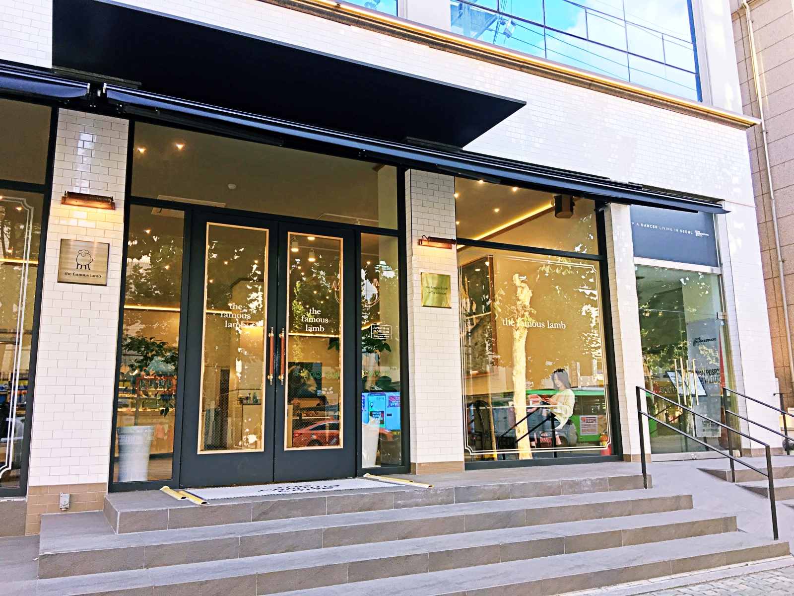 超過11:30 後的時間,就是一般下午茶咖啡廳。(吧檯上的麵包食物都會收走)
店家info-
the famous lamb 더페이머스램
營業時間: 每日 8:00-23:00 (buffet 時段 8:30-11:30 )
地址: 首爾特別市麻浦區西橋洞 447-7
ADD: 447-7 Seogyo-dong, Mapo-gu, Seoul
수소: 서울특별시 마포구 서교동 447-7