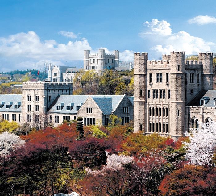 2、高麗大學韓語中心
正規課程學費上午班1,630,000韓幣,下午班1,470,000韓幣。高麗大學位於6號線安岩站,雖然不像弘大,梨花女子大學周圍有許多逛街的地方,但互動課程多、可以申請各式社團、校外課程也很多~ 有各個國家的朋友來當你的同班同學呢!
(以上費用均不包含報名費,住宿費,教材費)