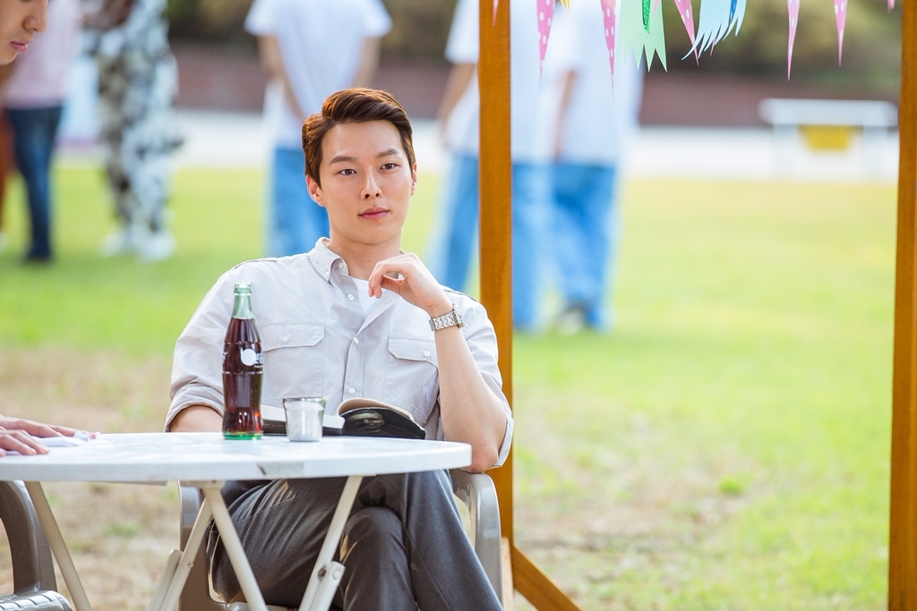 張基龍在劇中飾演張娜拉的初戀有錢人家的兒子-鄭南吉。
劇中時而深情款款時而純情浪漫的模樣,讓觀眾紛紛在《告白夫婦》的官網留言希望編劇之後可以讓張基龍和張娜拉在一起呢!
不過《告白夫婦》主要就是在描述張娜拉和孫浩俊如何重修舊好的故事,所以張娜拉跟男二在一起的可能性相較低一些。