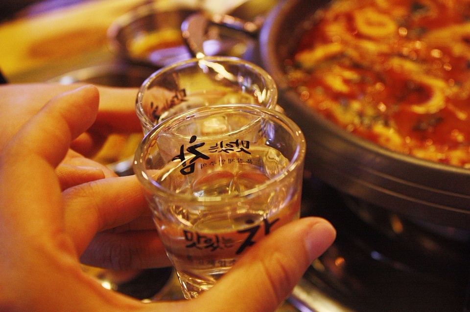 2.餐費
韓國外食費高,加上普遍上班族需要應酬
餐費占薪水的比例非常可觀
根據統計3月的消費者物價比去年提升2.2%
是4年9個月以來上升幅度最高的紀錄
五花肉的價格也比一年前提高16%
炸雞、泡麵、麵食、酒等大家喜歡的飲食也繼續漲價