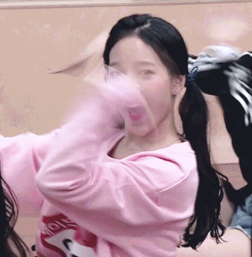 而最近選秀節門《MIXNINE》雖然節目剛播,還沒有掀起太大的反應,但節目中的女練習生「門面」倒是頗引起韓國網友們的關心。她就是和IU同一間經紀公司,同屬Loen娛樂旗下,今年韓國年齡才17歲(01年生)的練習生李秀珍(이수진, 音譯)