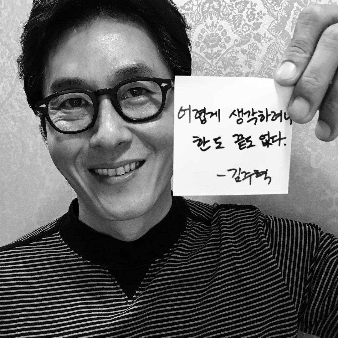 但令人遺憾的是即便鄭俊英立刻動身回國也無法趕上為金柱赫送行,讓不少《兩天一夜》的粉絲感傷。
據傳鄭俊英在接獲消息之後感到相當震驚並痛哭哽咽,《叢法》的同行成員也努力的想要安慰他…
而鄭俊英也已在4日返回了韓國。