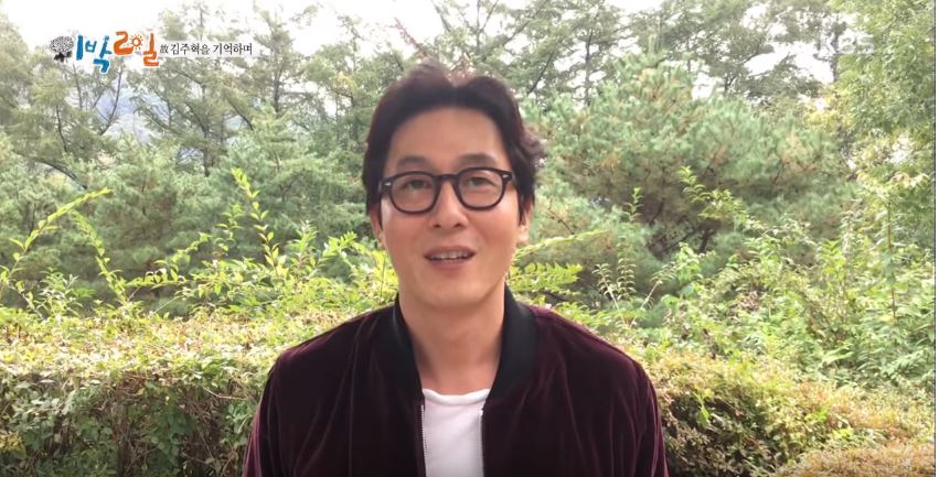 儘管方式不同,但相信粉絲們都能感受到成員們的真心,他們都在用最誠摯的心向金柱赫傳達自己的心意。
而《兩天一夜》劇組其實才在兩週前收到了金柱赫所錄製的影像,影片中除了祝賀《兩天一夜》迎來十週年,也表示自己相當且一直都很想念《兩天一夜》,並希望《兩天一夜》能夠受到更多人的喜愛,且越來越好。
只是沒想到卻再也無法看到他熟悉的身影了...