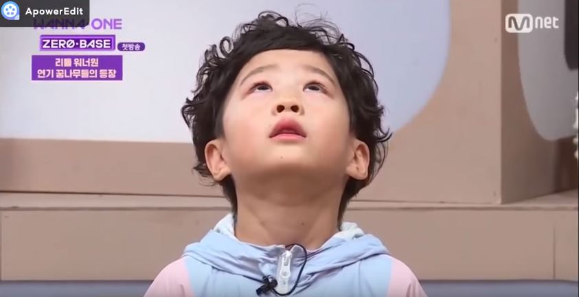 在最新的一集中公開了Wanna One籌備新專輯的過程,成員們也要親自挑選出小演員,其中有一位小演員帶來了精湛的演技,表演內容是有關於爸爸過世的故事,小演員甚至還落下了眼淚...