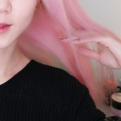 礙於染後的顏色真的太美,女神不得不推薦啊~像是這款粉色染出來的造型就很柔和,你看看髮質是不是還是一樣好?而且也不用擔心染後會沒辦法改變,這款只會維持14天,屬於暫時性的染髮劑,就算不喜歡,14天就可以改變髮色,真的超方便!