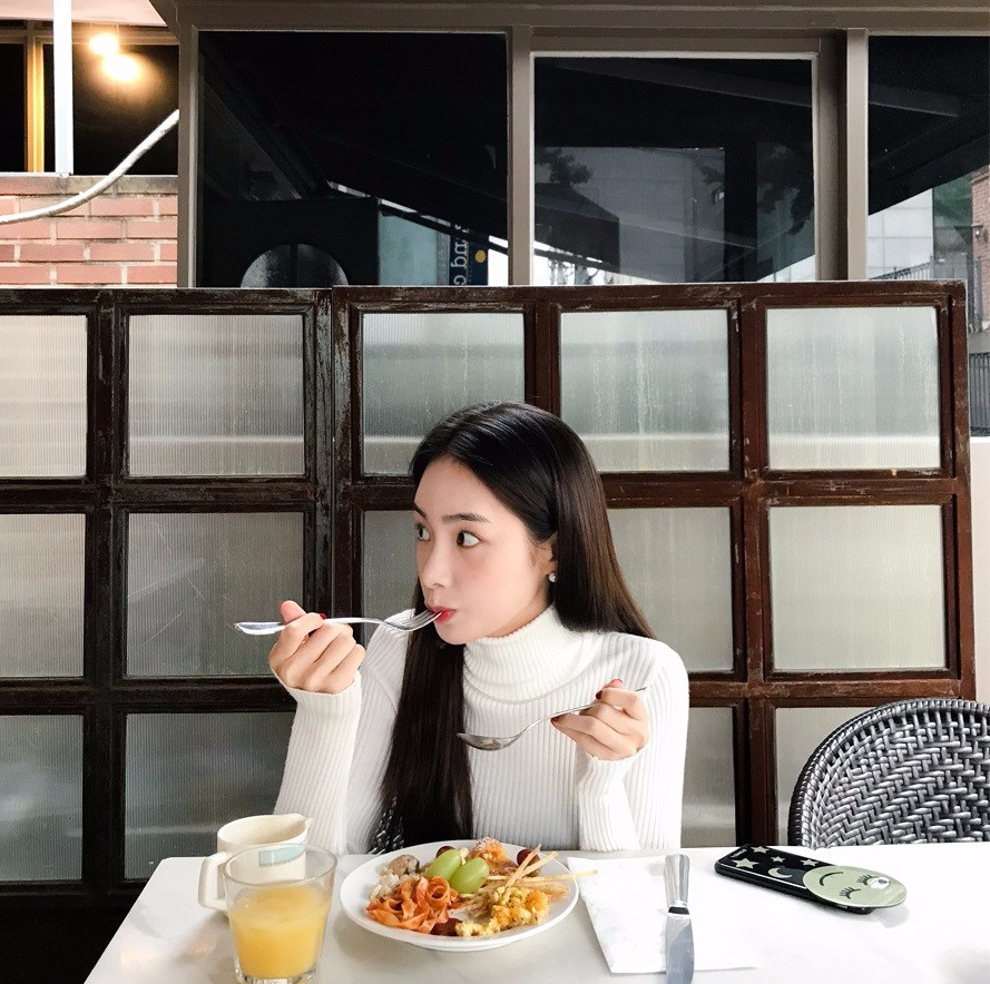 如果你不知道怎麼吃的話,其實可以照著下面的食譜試試看:
早餐:無糖優格一杯、低脂牛奶一杯、蘋果一顆
午餐:牛排一份(僅用黑胡椒調味)、一顆蛋
晚餐:花椰菜一份、鮭魚一隻