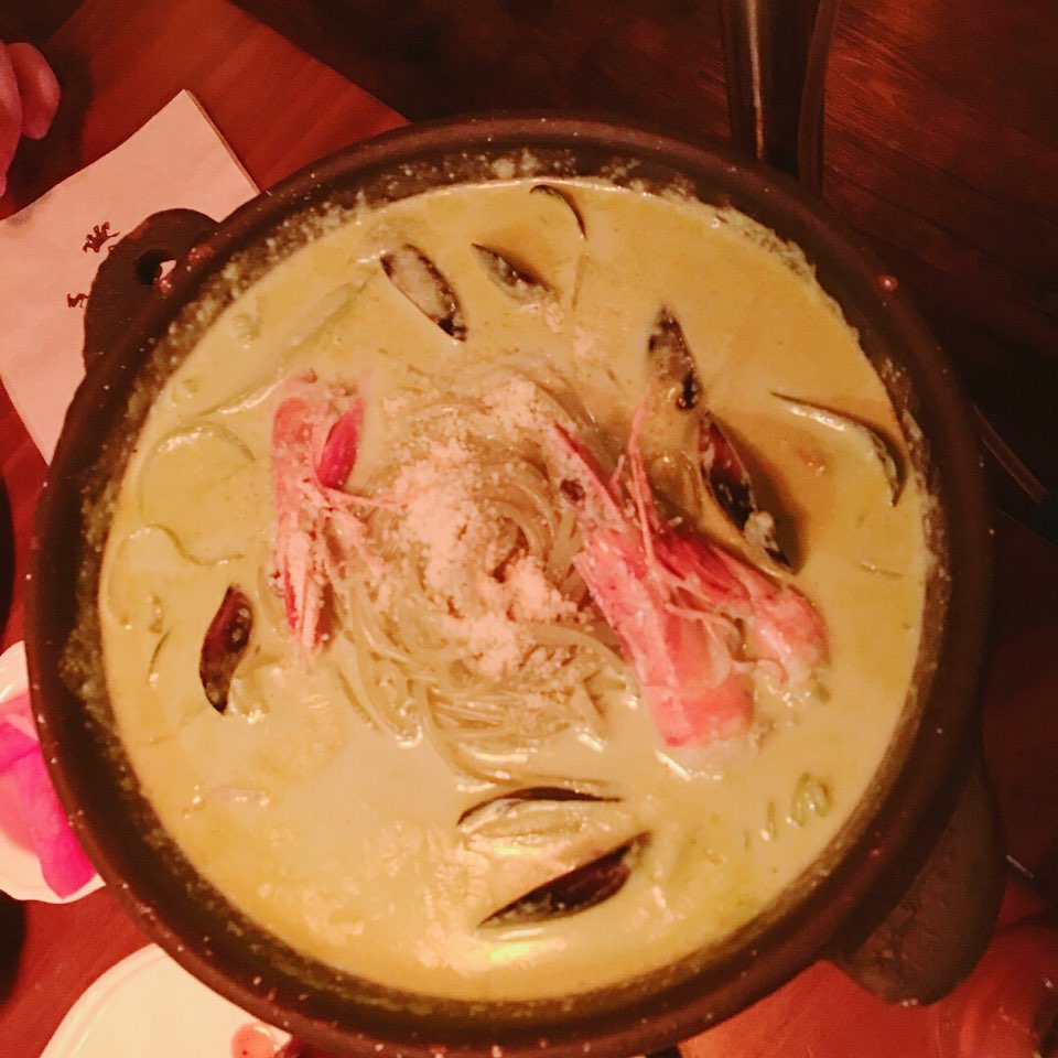 韓國義式餐廳比較少見的青醬義大利麵這裡有!!(一起去的韓國友人說他是第一次看到青醬)而且很特別的昰,它的義大利麵不是用盤子裝,而是一整鍋給你端上來,底下還一邊用小火幫你加熱,先吃別的餐點也不怕它冷掉,超貼心的啦~