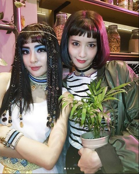 而且向來就被說是花田的SM在萬聖趴上,更是看得出來當家美女們無不精心打扮,像是瑟琪扮演的埃及豔后,和潤娥扮演的瑪蒂達兩張「世界美女」一起合照,被說「美到冒泡」