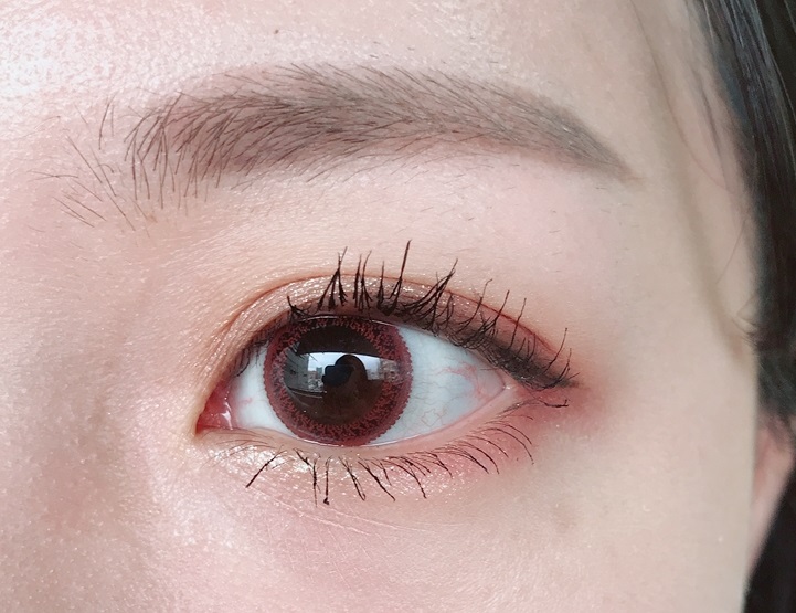 刷在歐膩的睫毛上非常明顯可以看出來它真的有纖長的效果欸!而且歐膩的睫毛其實有點亂,每次梳一梳都容易結塊,但這款沒有太嚴重的問題~
(補充:歐膩待妝8小時後回家看,並沒有暈妝的問題,似乎真的有防暈染的效果喔)
