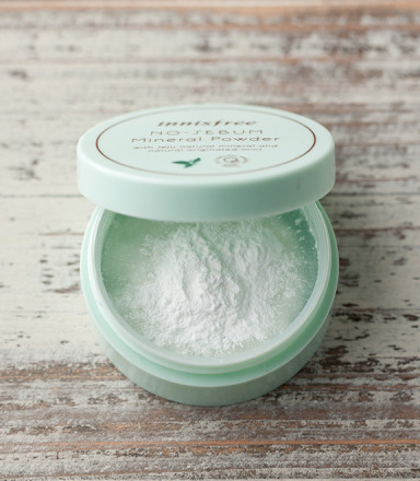 #innisfree
萬年不敗的就是他們家的無油無慮礦物質控油蜜粉啦!這款甚至被韓國女生評為「要是缺貨會很痛苦」的商品之一耶!約台幣100多元左右的價格,控油、定妝效果卻是超過專櫃品質!不僅可以拿來當蜜粉,也可以使用在頭髮、腋下等位置呢!