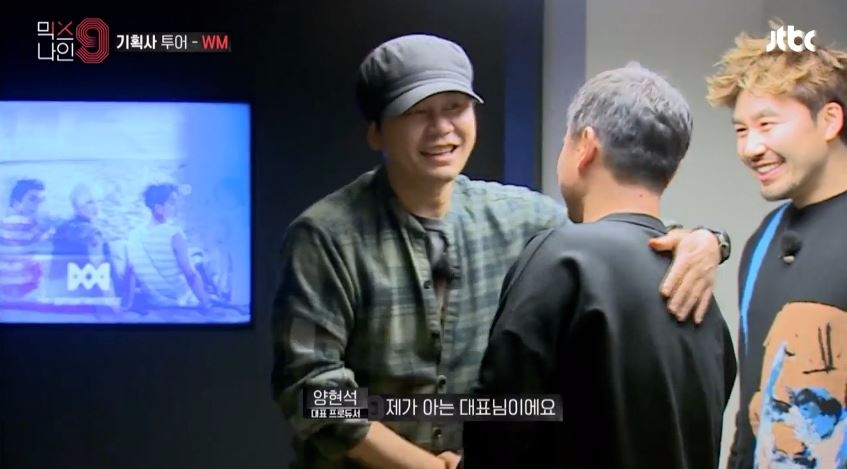 但老楊卻一走近就拍拍對方的背,向一旁的盧洪哲說了「他是我認識的『經紀人』」
人家是一手打造出B1A4、OH MY GIRL的經紀公司WM的代表啊!