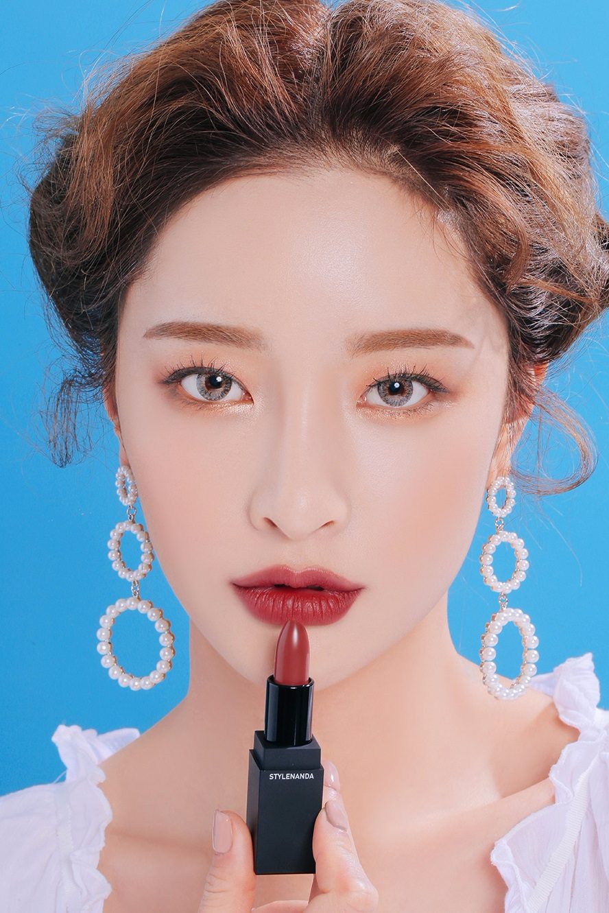 #3CE
3CE一開始最紅的就是它們家的黑管唇彩啦!雖然腮紅也是經典,但是怎麼樣都無法比過這款黑管唇彩啦~顏色非常飽和,而且很特別,根本就像是專櫃一樣啊!只是有些人可能會覺得太乾,反而有點顯唇紋。偽少女是建議使用前稍微擦個護唇膏就沒問題囉!