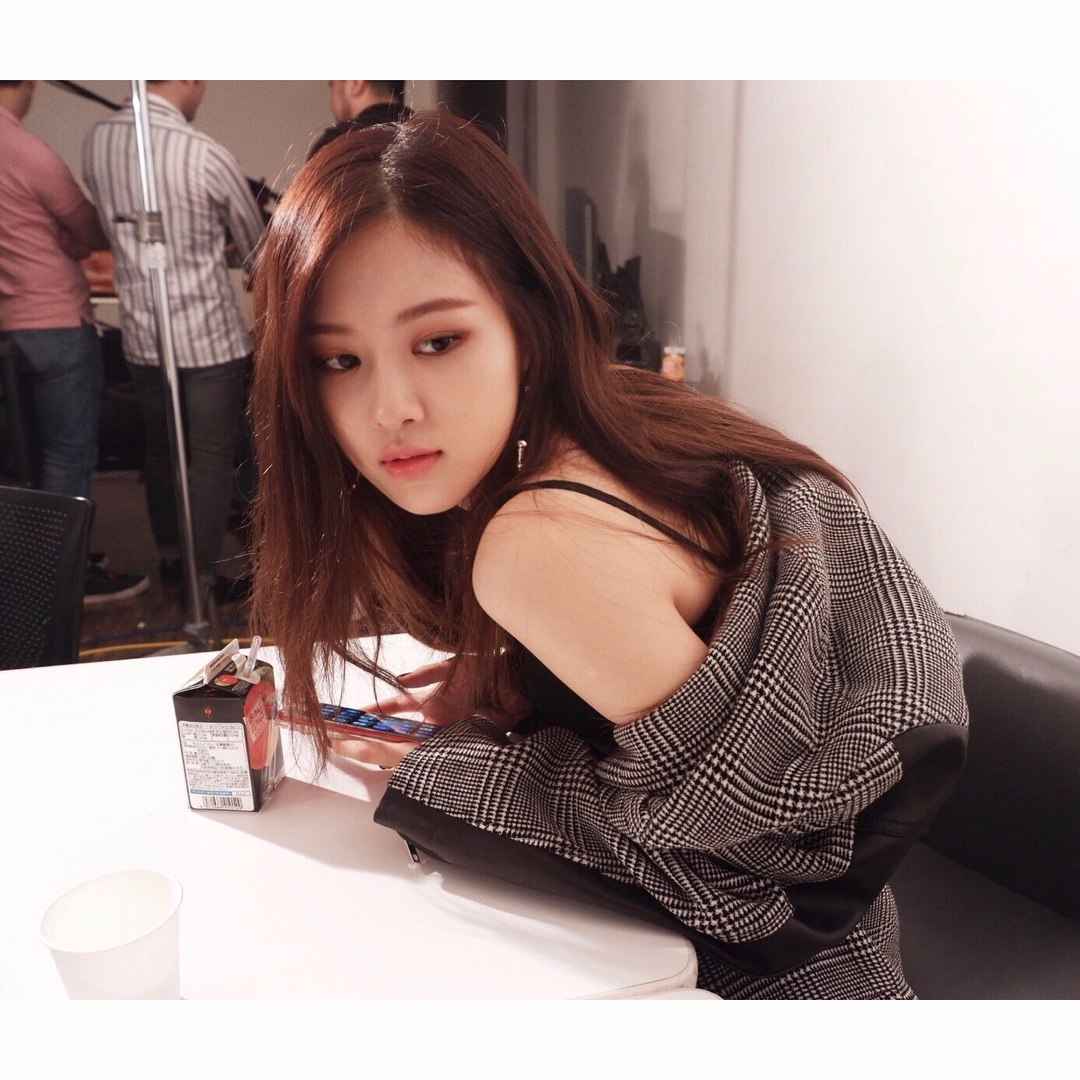BLACKPINK也在直播中提到成員們表示每次出席活動時,要找到自己的粉絲實在是太難了,由於沒有應援手燈的關係所以不能輕易找出粉絲的位置,如果有手燈的話就能快速找到了,因此非常羨慕其他偶像團體有應援手燈,也希望能快點擁有BLACKPINK的專屬手燈...