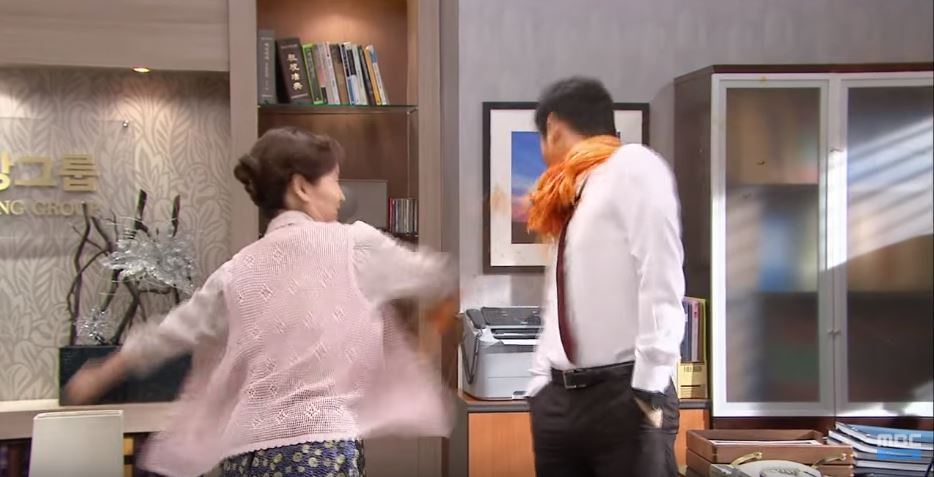 據該名女性報案的內容提到,她在案發當晚如往常的繫著狗繩,帶家中的哈士奇出門散步,但在散步的途中卻遇到一名年約40歲的中年男子突然上前甩她巴掌,讓該名女子憤而報案