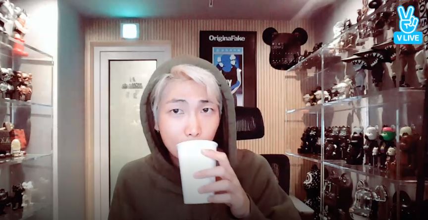 日前Rap Monster開直播時被粉絲們問到會不會因為這件事因此而感到壓力,Rap Monster則回答:「在得知自己要上《艾倫秀》時其實覺得很有壓力,也希望在機會來的時候能夠好好表現,身為隊裡英文擔當的他也和成員們說我一個人承受壓力就夠了,你們只要負責好好享受以及跳舞」