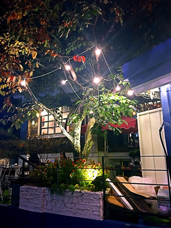 這條小巷子主要都是咖啡店和小酒館。飯館幾乎都是主營日料,沒有傳統韓餐的煙火氣息。適合喜歡安靜的女生來吃晚飯。韓國人一般都是「2차」(晚飯後的續攤)來到這邊喝點小酒。