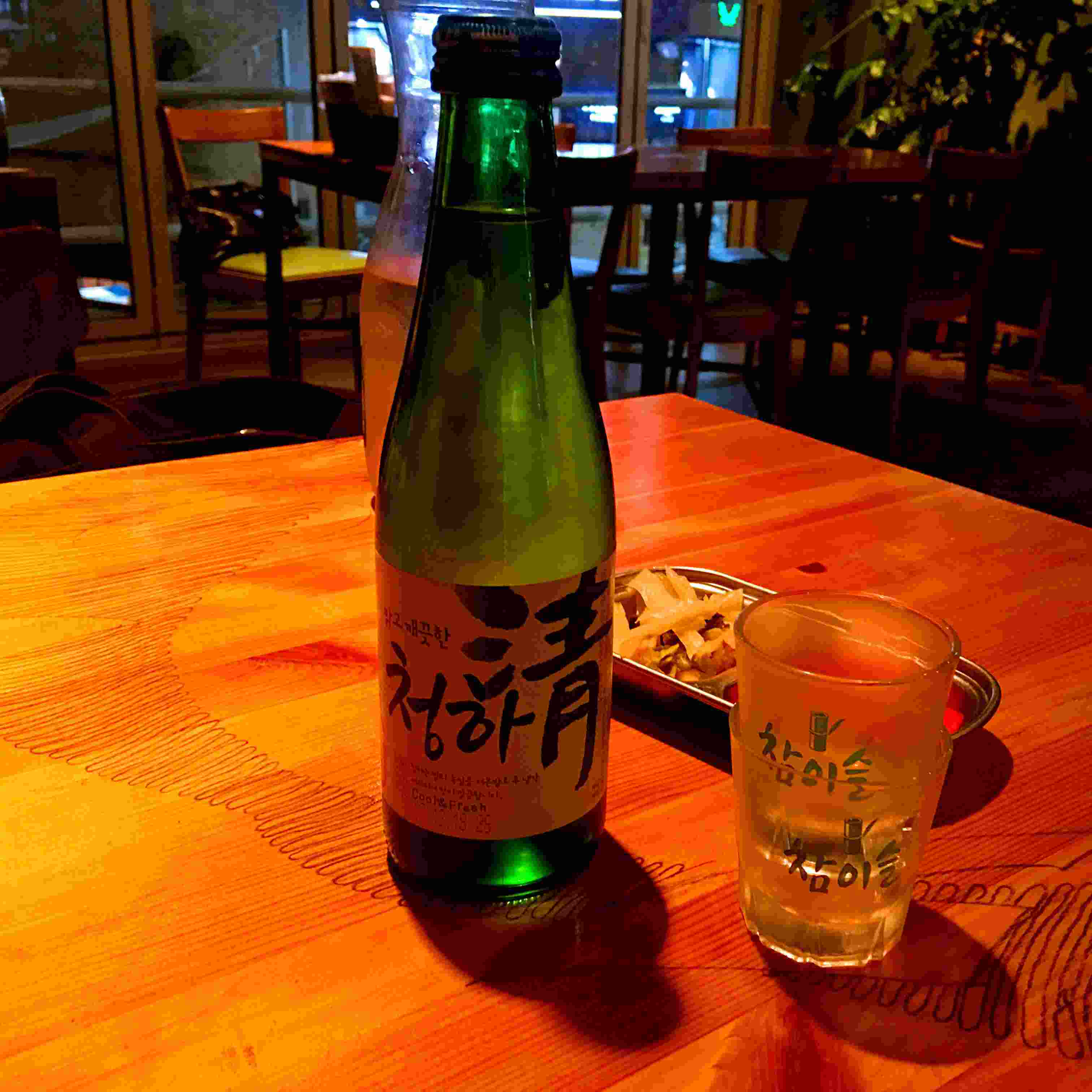 韓國人主要喝燒酒,啤酒或者米酒。小編這次選了不是特別常見的「清夏」,屬於清酒。而且以前看《produce 101》的時候小編最喜歡金請夏!因為和這款酒名字相同,粉絲給她起了「酒兒」這樣可愛的名字。