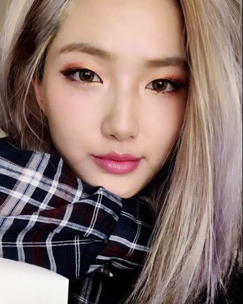 ESTHERIS的大眼小撇步:金色眼影打亮眼皮中央
內雙女孩想要讓眼睛看起來明亮又有神,除了要用三色眼影打造漸層眼妝外,Estheris一定會再特別加上眼中打亮的動作,用指腹沾取金色眼影,輕輕拍在眼皮中央後再用刷子暈染均勻,就能讓雙眼看起來超有精神啦!