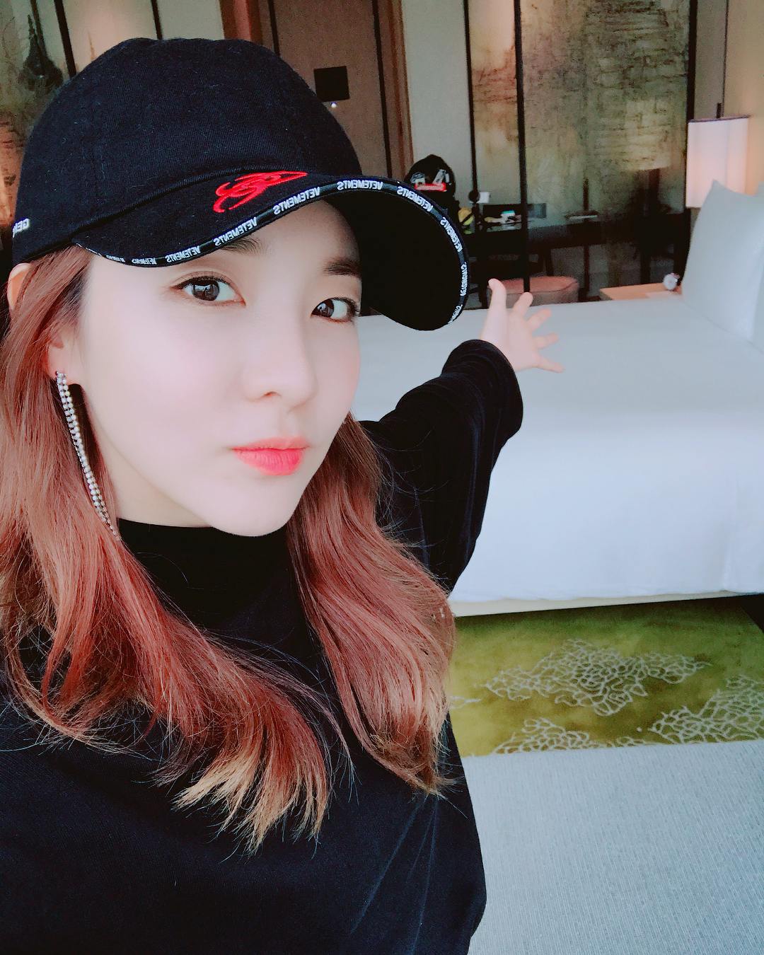 Dara(韓國年紀34歲)
提到童顏怎麼能不能最強童顏的代表Dara呢,每次有關童顏的主題Dara一定會出現,(Dara表示付我出場費XDDD)