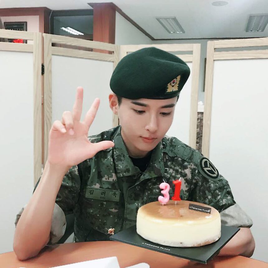 Super Junior-厲旭(韓國年紀31歲)
出道12週年的Super Junior歐巴們陸續都去當兵了,就連忙內圭賢也都入伍了,但歲月在他們身上絲毫沒留下痕跡,厲旭歐巴的生日蛋糕錯了吧?應該是21歲吧(笑)