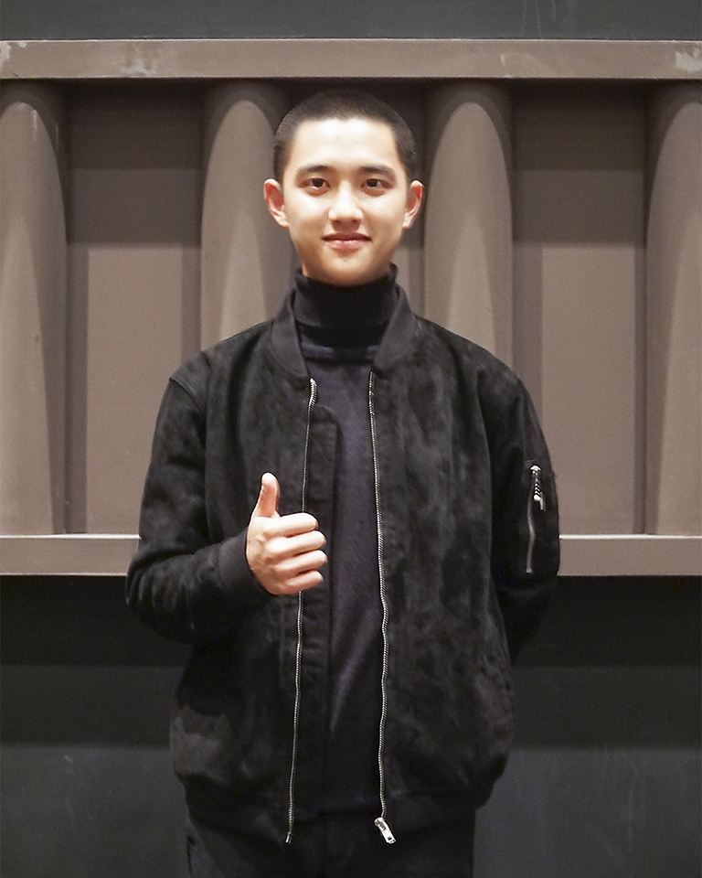 對演戲一直相當有熱忱的D.O.憑藉著自身的努力也獲得認證,也打破了大眾對於偶像不會演戲的偏見,最近忙著拍攝電影的D.O.更為了劇中角色而剪了大平頭,新造型曝光後讓大批粉絲直呼:「D.O.的髮型沒有極限,一次比一次更短...」
