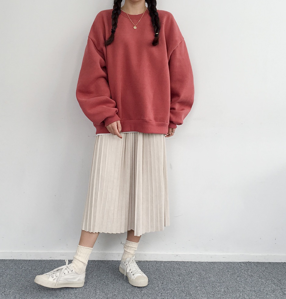 △衛衣+百褶長裙
日系、可愛等風格的女孩,最適合這種搭配,利用衛衣的中性感配上充滿女人味的百褶長裙,能夠中和過於甜美的感覺,極大差異的搭配卻有種莫名的合適感,看起來也會和別人比較不一樣,擁有自己的特色喔!