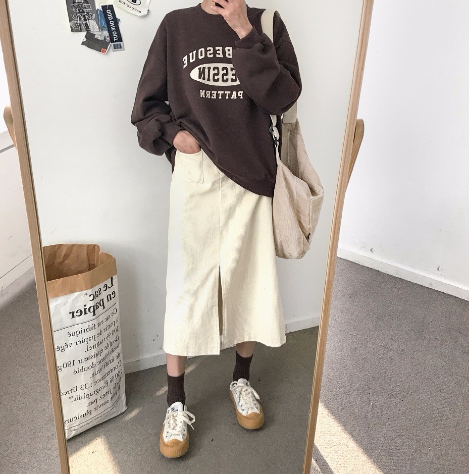 △衛衣+開岔長裙+長襪
將前面的幾種元素結合,配上開岔長裙,會讓比例看起來更好,長襪則是能夠點綴整個造型的重點,雖然都是利用簡單且樸實的顏色,但是整體造型就是讓人覺得很舒服啊!