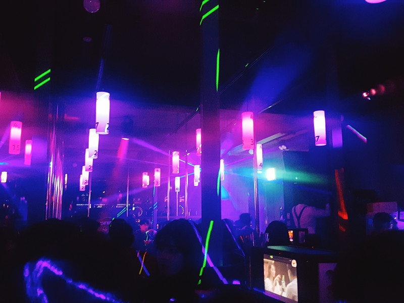 整家店的氣氛就跟夜店一樣,燈光閃爍著,播放著嗨歌,讓現場氣氛更加火熱,彼此比較不會尷尬,真的不用怕不會說韓文,因為歐爸們都很有耐心,會以你能理解的方式,去接近你~呵呵呵!!因為想認識妳,是他們的目標阿~