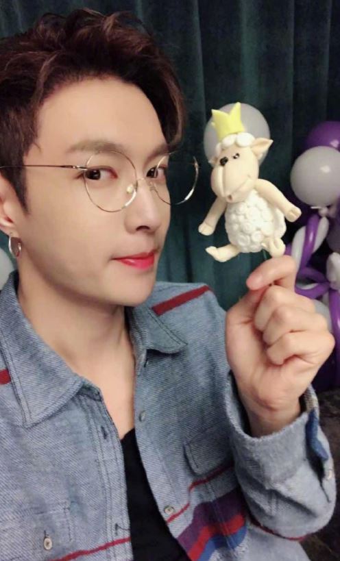 EXO中國成員Lay因個人活動的關係所以這次也將缺席《EXO PLANET #4 The EℓyXiOn》,消息一出另大批粉絲直呼超失望,因為就連正在拍攝電影的成員D.O.都出現了,但粉絲等待已久的Lay卻又再度缺席...