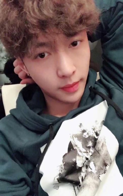 最讓EXO-L不開心的昰LAY幫自己的粉絲取了名字「 X'back 」,粉絲們都可以接受LAY在中國有自己的工作室和工作,但幫自己的粉絲取了名字已經踩到EXO-L的底線了,讓粉絲覺得很不尊重團員和EXO-L...